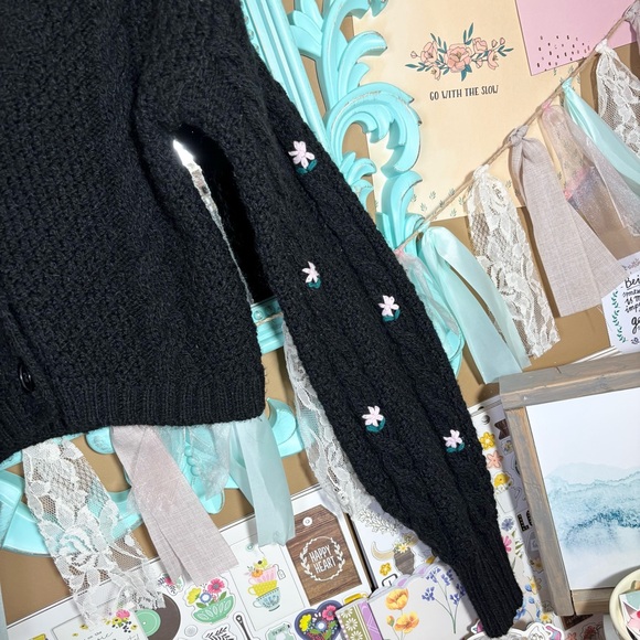 Wild Fable Black Cable Knit Cropped Cardigan Sweater Floral Embroidered Size XS - Picture 3 of 8